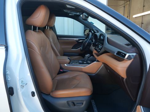 Used 2021 Toyota Highlander Platinum image 15