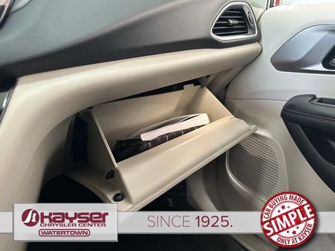 Used 2020 Chrysler Pacifica Touring-L FWD image 33