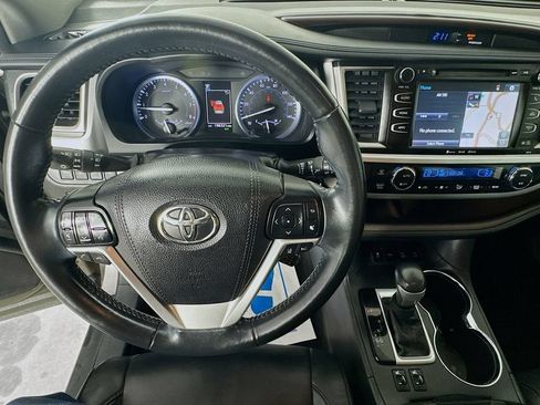 Used 2018 Toyota Highlander XLE AWD/4WD image 12