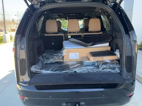 New 2024 Land Rover Discovery Dynamic SE image 9