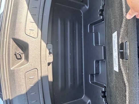 Used 2019 Buick Enclave Essence FWD image 11