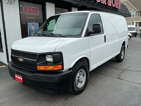 Used 2017 Chevrolet Express 3500 RWD image 2