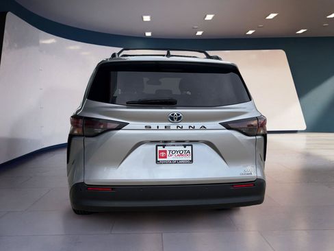Used 2023 Toyota Sienna XLE FWD image 4