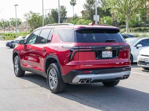 Used 2025 Chevrolet Traverse LT image 5