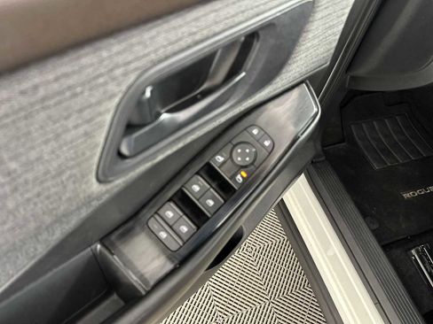 Used 2023 Nissan Rogue S FWD image 16