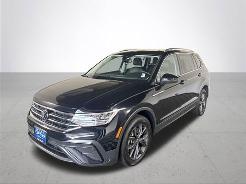 Certified 2022 Volkswagen Tiguan SE w/ Panoramic Sunroof Package AWD/4WD image 3