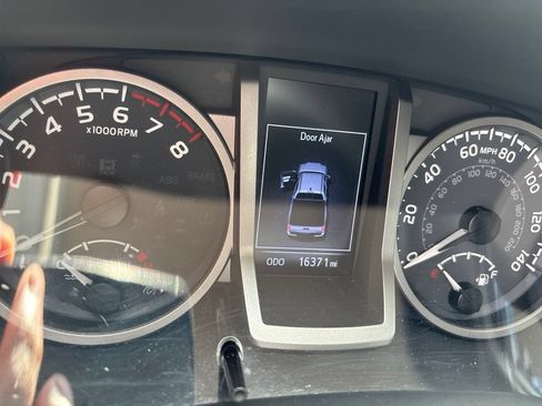 Used 2022 Toyota Tacoma SR5 RWD image 12