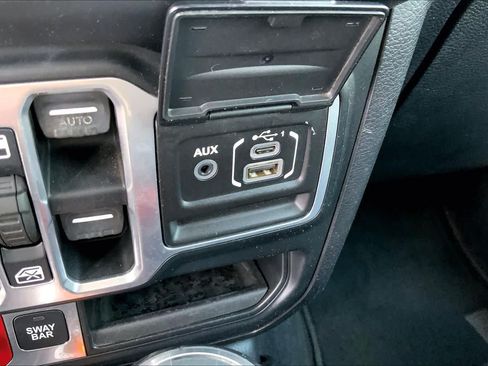 Used 2018 Jeep Wrangler Unlimited Rubicon w/ Dual Top Group AWD/4WD image 34