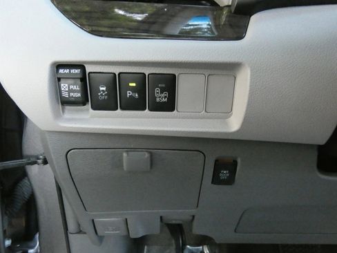 Used 2017 Toyota Sienna XLE image 73