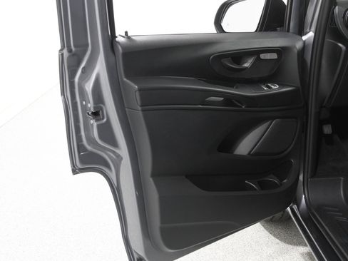 Used 2023 Mercedes-Benz Metris Passenger image 4