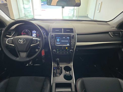 Used 2016 Toyota Camry SE w/ Moonroof Package FWD image 10