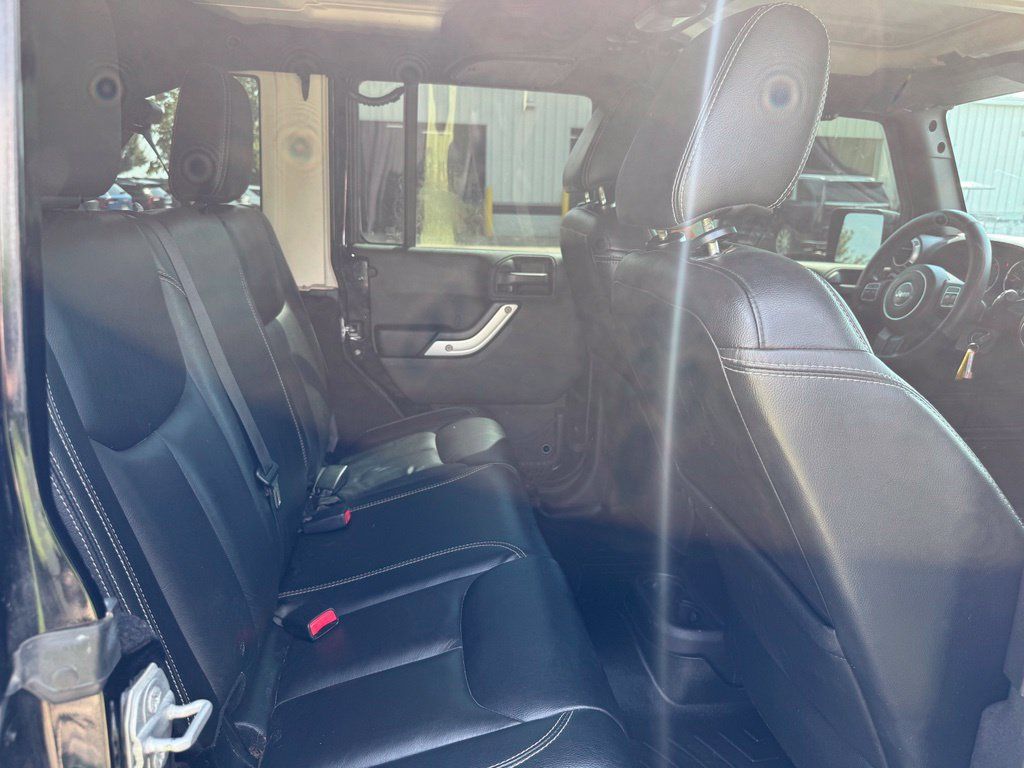 Used 2015 Jeep Wrangler Unlimited Rubicon w/ Connectivity Group AWD/4WD image 11