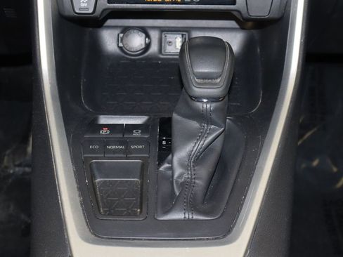 Used 2019 Toyota RAV4 LE FWD image 25