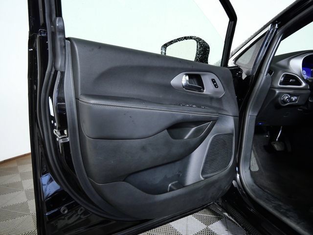 Used 2025 Chrysler Pacifica Select FWD image 16