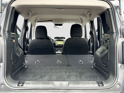 Used 2023 Jeep Renegade Latitude image 7