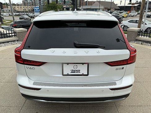 New 2026 Volvo V60 B5 Cross Country Ultra w/ Climate Package AWD/4WD image 9