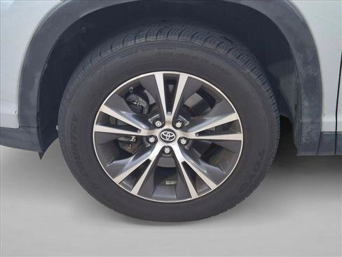 Used 2019 Toyota Highlander LE FWD image 9