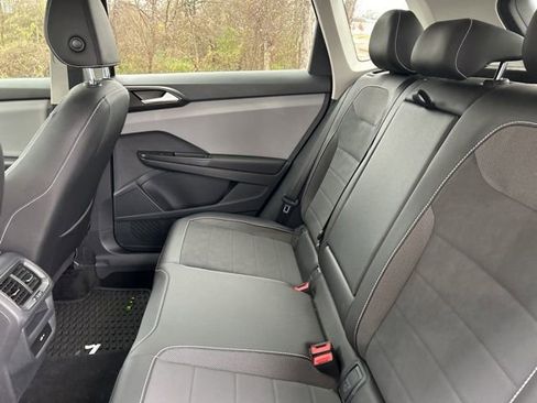 Used 2023 Volkswagen Taos SE image 32