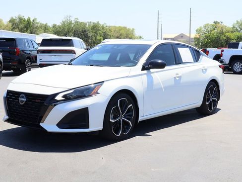 Used 2023 Nissan Altima 2.5 SR w/ SR Premium Package image 4