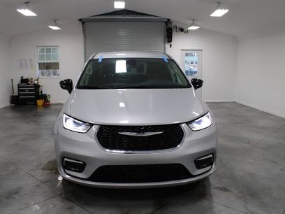Used 2024 Chrysler Pacifica Touring-L