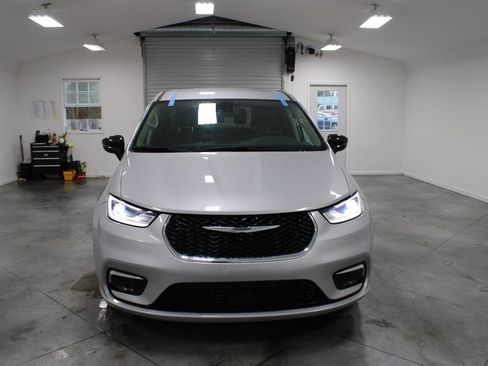 Used 2024 Chrysler Pacifica Touring-L image 3