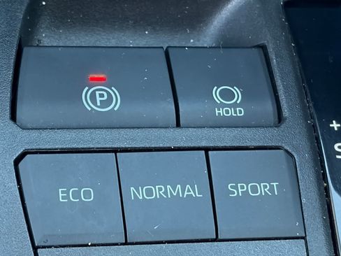 Used 2021 Toyota RAV4 LE w/ Carpet Mat Package (TMS) FWD image 18