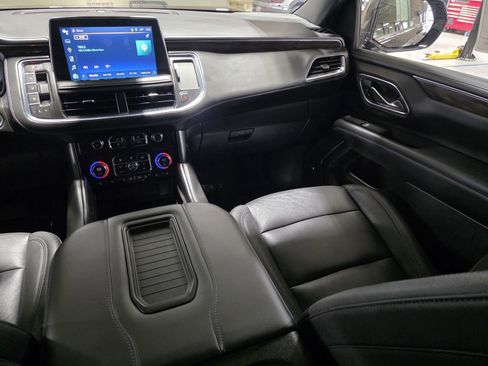 Used 2023 Chevrolet Suburban LT w/ Luxury Package image 19