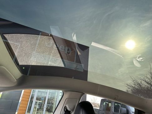 Used 2022 Tesla Model Y Long Range image 33