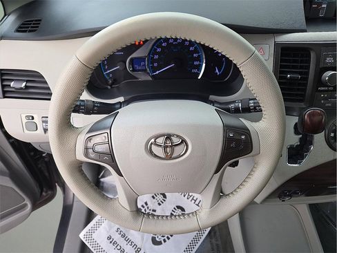Used 2012 Toyota Sienna XLE image 21