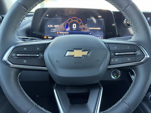 Used 2025 Chevrolet Traverse LT image 22