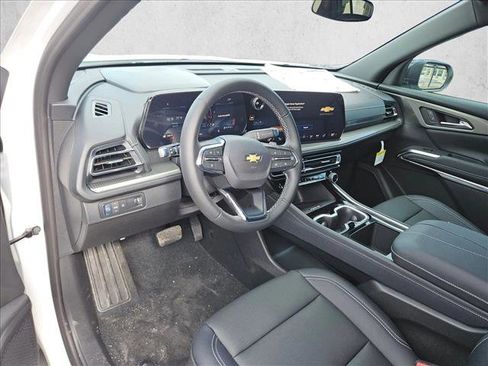 New 2026 Chevrolet Traverse LT w/ Sun and Wheel Package FWD image 3