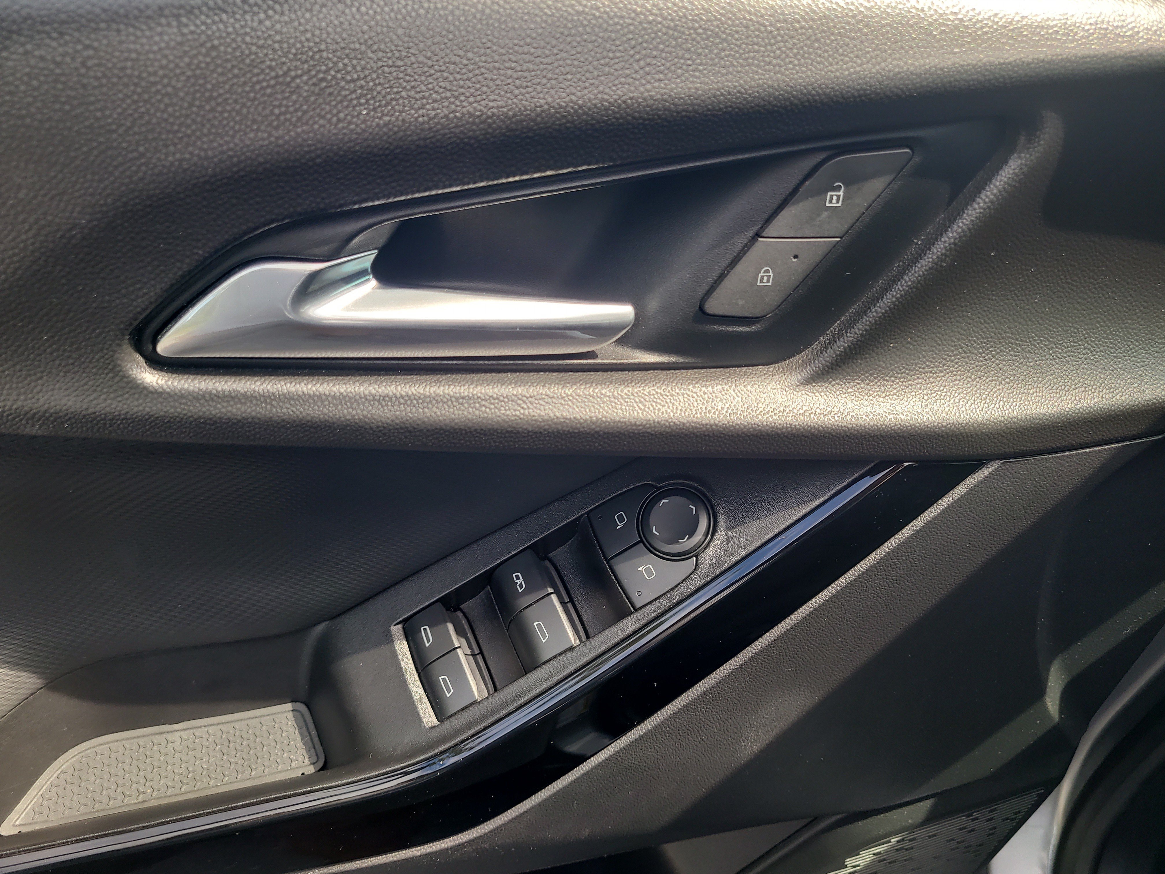 Used 2025 Chevrolet Equinox LT w/ Safety and Technology Package FWD image 19