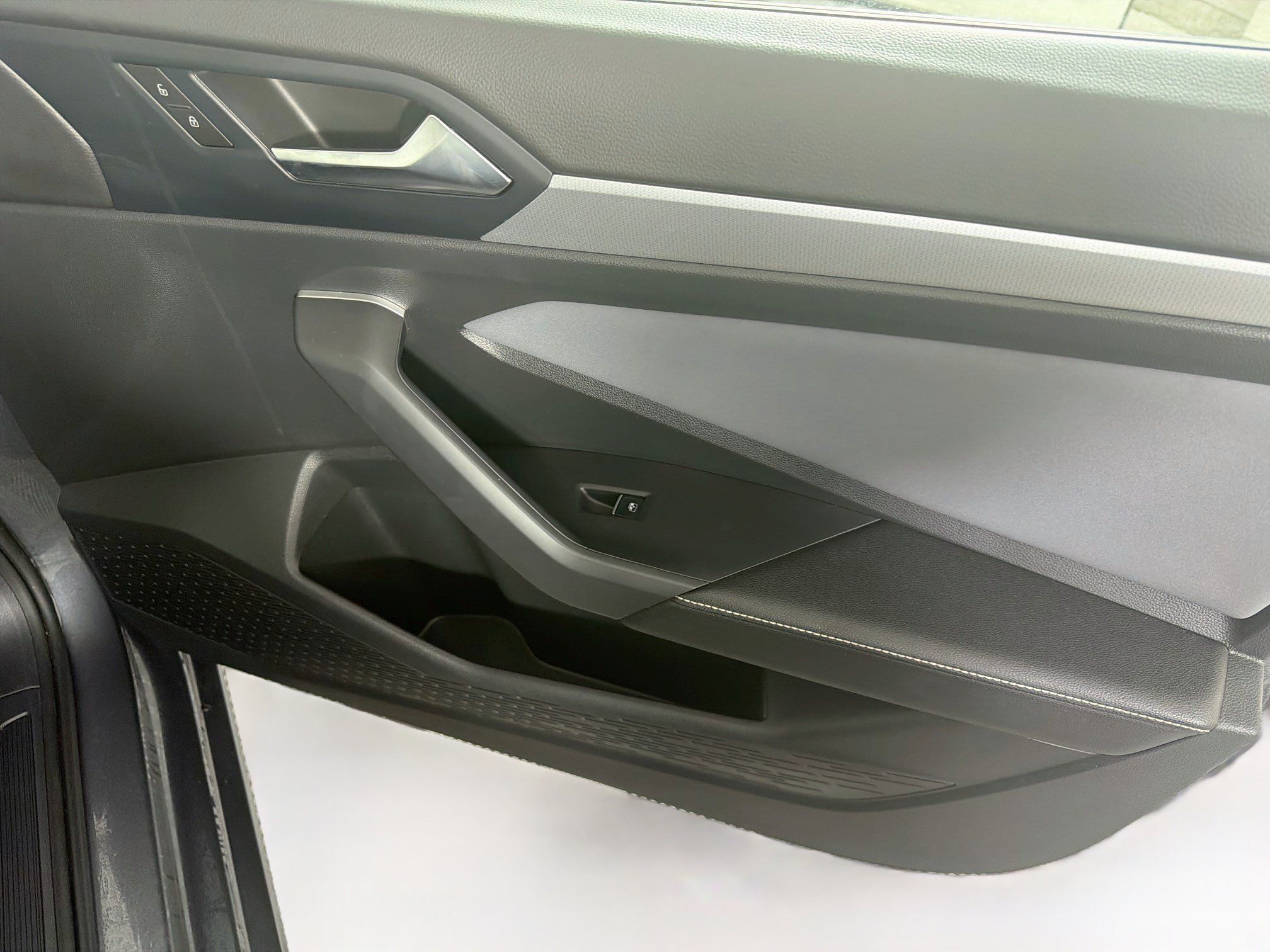 Used 2025 Volkswagen Jetta SE FWD image 30