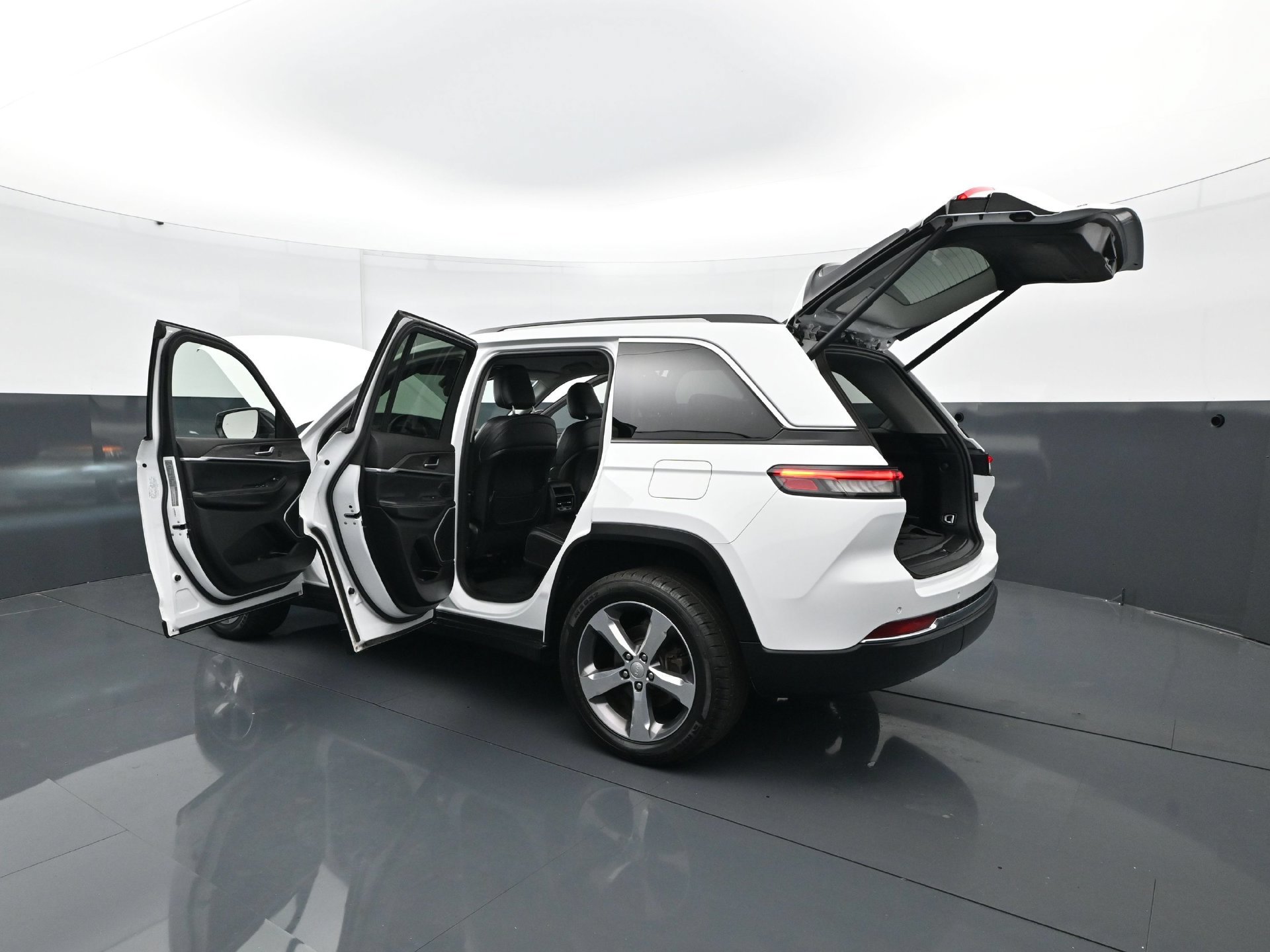 Used 2022 Jeep Grand Cherokee Limited AWD/4WD image 33