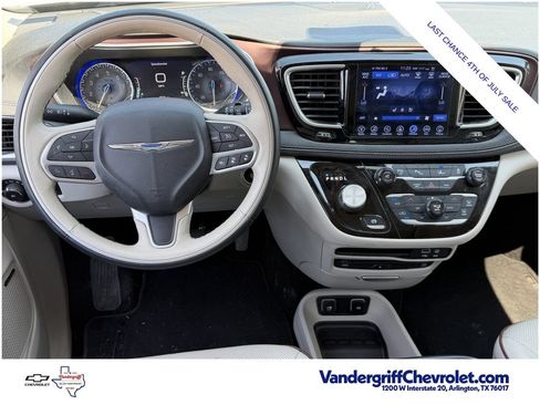 Used 2017 Chrysler Pacifica Limited FWD image 10