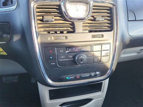 Used 2014 Chrysler Town & Country Touring image 16