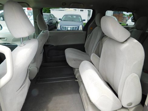 Used 2011 Toyota Sienna LE FWD image 14