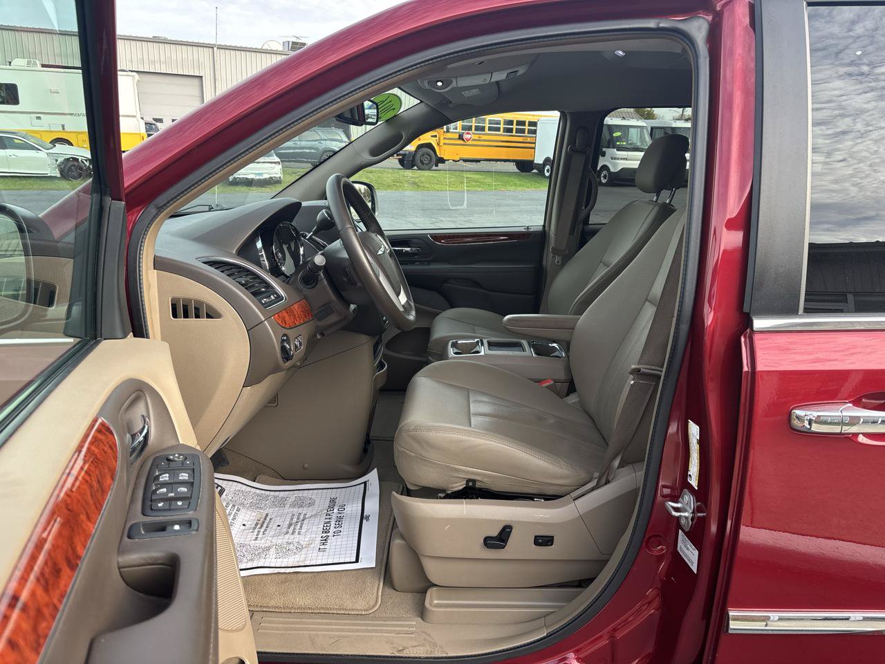 Used 2016 Chrysler Town & Country Touring w/ Driver Convenience Group FWD image 9