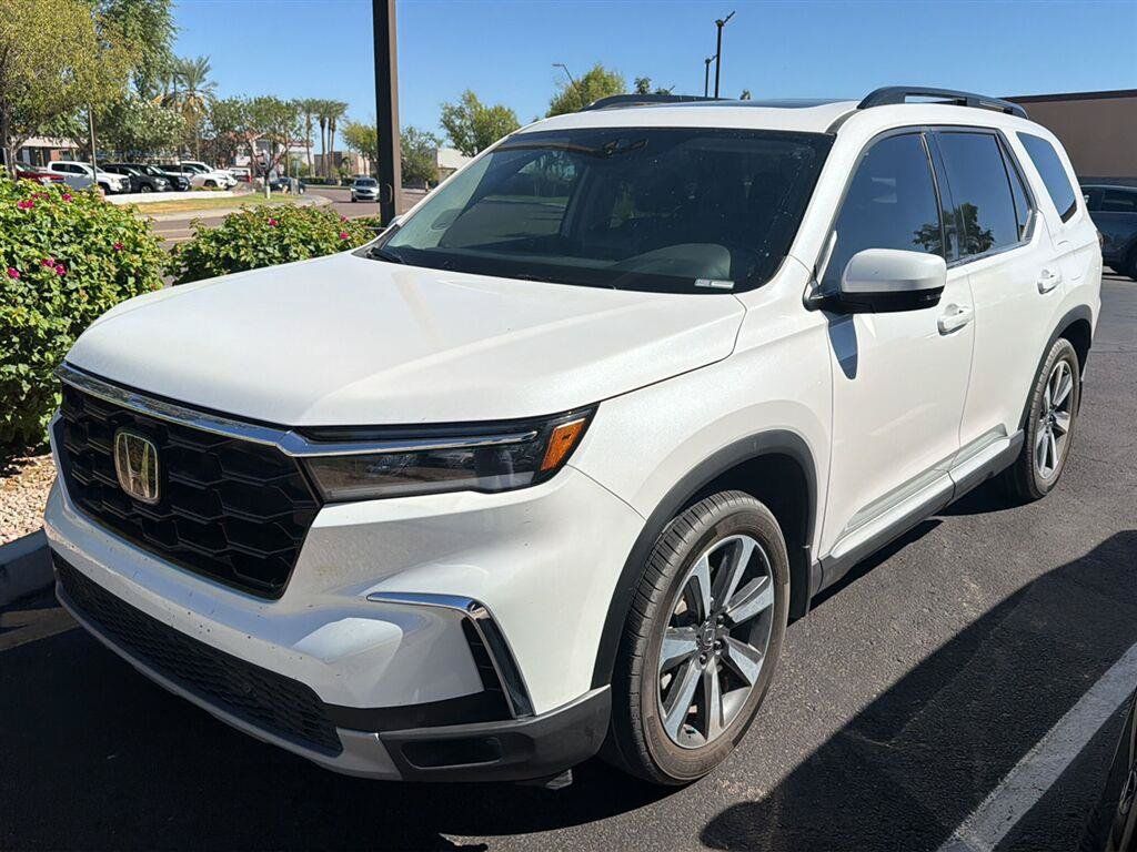 Used 2025 Honda Pilot Touring image 1