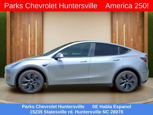 Used 2024 Tesla Model Y Long Range AWD/4WD image 28