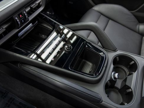 Certified 2025 Porsche Cayenne AWD/4WD image 37