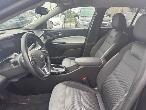 Used 2025 Chevrolet Trax LT w/ LT Convenience Package FWD image 8