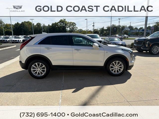 Used 2021 Cadillac XT4 Luxury w/ Cold Weather Package FWD image 4