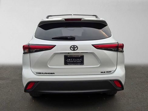 Used 2022 Toyota Highlander XLE AWD/4WD image 4