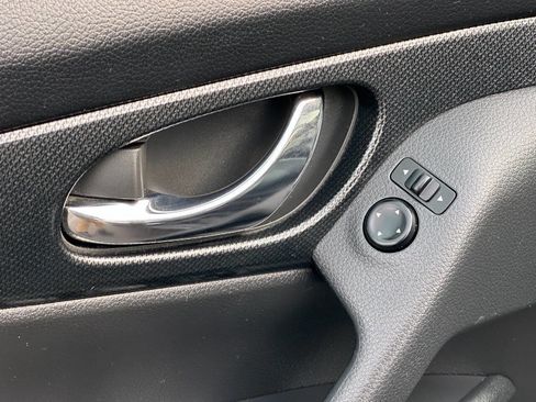 Used 2016 Nissan Rogue SL w/ SL Premium Package image 18