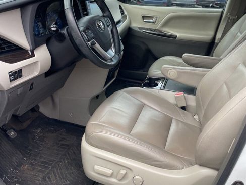 Used 2018 Toyota Sienna XLE w/ XLE Navigation Package image 10