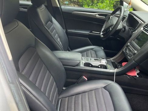 Used 2017 Ford Fusion SE w/ Equipment Group 201A FWD image 3