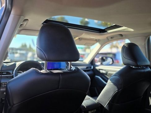 Used 2024 Toyota Highlander XLE image 16