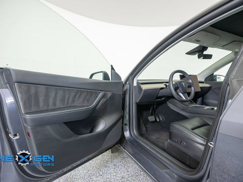 Used 2022 Tesla Model Y Long Range AWD/4WD image 9
