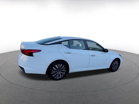 Used 2025 Nissan Altima 2.5 SV FWD image 15